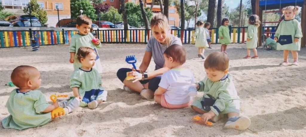 niños jugando en el patio